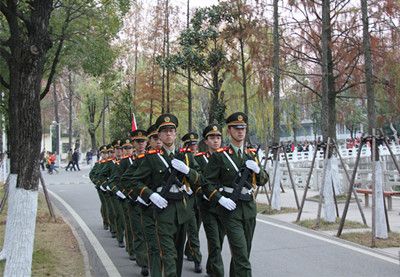 免费av影片
国旗护卫队应邀参加中南民族大学“铸魂中华,青春激越——纪念‘一二·九’抗日救亡爱国运动”活动