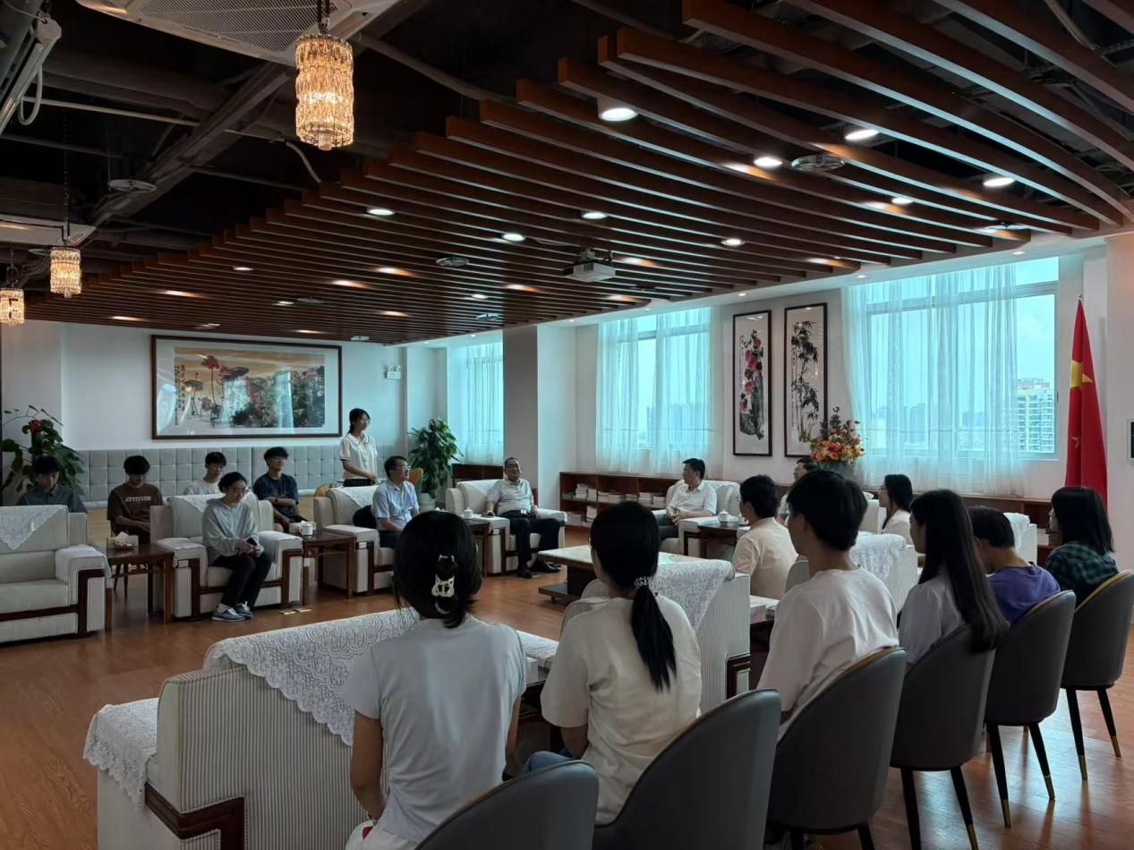  七月中旬，免费av影片
依托腾讯会议等平台，开展“云端守护”活动，分年级、分批次召开线上安全教育主题班会，内容涵盖防溺水、防中暑、防诈骗等暑期重点安全事项，同时针对暑期出行、兼职、实习、社会实践等不同场景，详细讲解了交通安全、食品安全、人身财产安全等方面的防范要点。通过典型案例分析和情景模拟演练，有效提升学生的安全防范意识和应急处理能力。